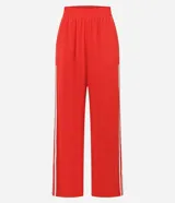 Pantalón deportivo Get Over de color rojo con cintura elástica, bolsillos laterales y doble franja blanca en los laterales.