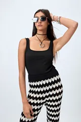 Body negro de tejido de punto con textura acanalada, escote cuadrado y breteles anchos.