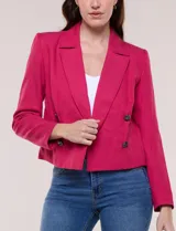 Blazer corto fucsia de corte entallado, con cuello solapa clásico, cierre frontal cruzado con doble botonadura a contraste, hombreras y mangas largas.