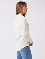 Sobrecamisa de tela texturada tipo waffle, color gris, con cuello camisero, cierre frontal con botones y bolsillos frontales con solapa.