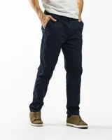 Pantalón chino largo color azul marino, de corte recto y tiro medio, con bolsillos laterales y cierre de botón y cremallera.