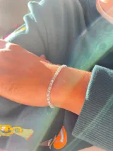 Pulsera elastizada con circonias engarzadas.