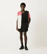 Short negro de viscosa con cintura elástica, cordón de ajuste y bolsillo trasero.