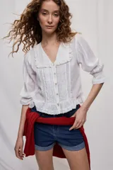 Short de denim color negro con dobladillo fijo, bolsillos delanteros y traseros, de corte clásico.