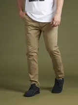 Pantalón de gabardina azul marino, corte slim fit, con bolsillos laterales y traseros.