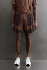 Short de entrenamiento slim fit Zara Athleticz de la colección Lab, en tonos marrones con diseño color block y tejido técnico con estructura. Cuenta con cintura elástica ajustable, bolsillos laterales con cierre y forro interior.