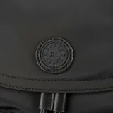 Mochila negra de poliéster con solapa y sujetador. Tiene un compartimento principal, dos bolsillos externos con cierre, un bolsillo interno con cierre y dos bolsillos internos abiertos. Las correas son regulables y los herrajes son plateados.