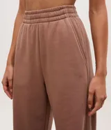 Pantalón deportivo de corte recto y tiro alto, confeccionado en tejido de algodón y poliéster con acabado suave. Presenta cintura elástica con frunces y diseño de pierna amplia.