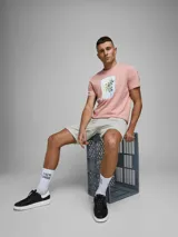 Short chino de corte regular, confeccionado en sarga de algodón con un ligero toque de elastano para mayor comodidad. Presenta un tono gris claro con efecto lavado, bolsillos laterales y traseros, y dobladillo en las piernas.