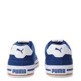 Championes urbanos Puma modelo Court Classic Vulc, de corte bajo, confeccionados en material textil color negro con la icónica franja lateral de la marca en blanco. Presentan una suela vulcanizada blanca con detalles en negro y una línea color caramelo en la base.