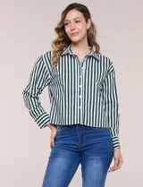 Camisa crop de manga larga con diseño de rayas verticales verdes y blancas, cuello camisero clásico y cierre frontal de botones.