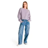 Buzo lila de mujer, marca Caterpillar, confeccionado en tejido de rizo francés (70% algodón, 30% poliéster). Tiene cuello redondo, puños y cintura de punto elástico. Presenta un bordado de una oruga en el pecho y un parche bordado con el logo de Cat en la parte inferior de la manga.