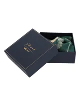 Pañuelo cuadrado de seda color verde esmeralda con estampado floral y motivos botánicos en tonos beige y amarillo pálido.