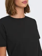 Remera negra de manga corta, cuello redondo y corte clásico.