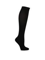 Medias largas de caña alta, color negro, con textura acanalada, diseñadas para usar con botas.