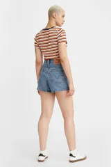 Short de jean de tiro alto color celeste, con bolsillos delanteros y traseros, y ruedo desflecado.