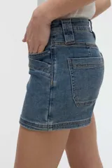 Short de jean tiro medio con calce recto, bolsillos frontales aplicados y costuras destacadas.
