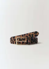 Cinturón marrón con estampado animal print y hebilla cuadrada dorada.
