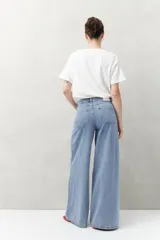 Jean de tiro alto, color negro lavado, con calce ultra wide leg y silueta amplia desde la cadera hasta el bajo.