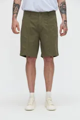 Bermuda de gabardina en color verde militar, con bolsillos laterales, cortes verticales en el frente y bolsillos traseros cuadrados.