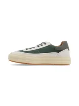Championes de diseño urbano con combinación de texturas y colores en tonos verde, crudo y marrón. Presentan cordones al tono, suela de plataforma de goma en color crema y detalle de cuero en el talón.