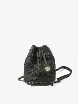 Bolso tipo cartera de cuero bovino color negro, con diseño trenzado y apliques de tachas doradas. Tiene cierre ajustable con cordón, correa regulable y un charm con el logo "BIBA".