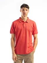 Chomba manga corta color borgoña con cuello clásico y borde azul marino.