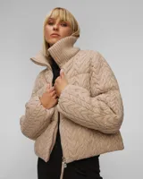 Campera puffer beige con cuello alto acanalado, cierre frontal con cremallera y bolsillos laterales.