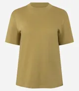 Remera básica de cuello redondo y manga corta, confeccionada en algodón peruano con acabado suedine. Presenta un diseño liso y minimalista, ideal para uso diario.