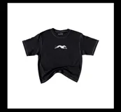 Remera negra de algodón con calce boxy, doble costura en blanco y estampado frontal de un galgo blanco.