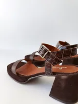 Sandalias de cuero color chocolate, con plataforma y hebilla.