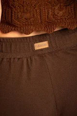 Pantalón de corte recto y tiro medio, confeccionado en tejido de algodón con textura tipo waffle. Cuenta con cintura elástica y bolsillos laterales.