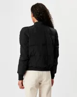 Campera bomber color naranja, con hombros abullonados, acolchada, con ribetes de punto acanalado, cierre frontal y bolsillos con botón a presión.