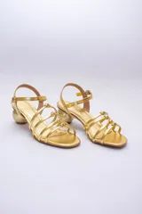 Sandalia dorada metalizada con tiras finas y taco bolita.
