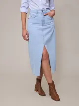 Falda midi de jean celeste con corte delantero y bolsillos.