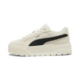 Championes Puma Karmen II con plataforma, confeccionados en gamuza color beige con la icónica franja lateral de Puma en color negro y detalles plateados.