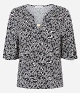 Blusa de viscosa con estampado de follaje en blanco y negro, escote en V y mangas cortas.