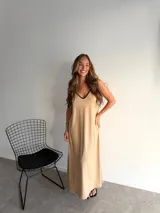 Vestido largo color beige de viscosa, con escote en V y ribete negro.
