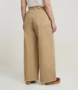 Pantalón wide leg de sarga color beige, de tiro medio y corte holgado en las piernas.