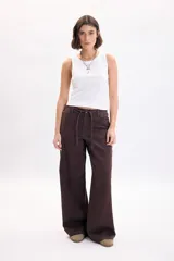 Pantalón de jean marrón de corte recto y tiro medio, con lazo ajustable en la cintura.