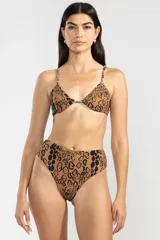 Conjunto de bikini color marrón con estampado de jaguares negros. El corpiño es de corte triangular con tirantes finos y la bombacha es de tiro alto.