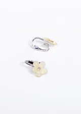 Par de clips plateados para el pelo con apliques de flores color crema y strass en el centro.