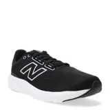 Championes de running New Balance modelo Course 413, color negro con suela blanca. Presentan un diseño de malla técnica sin costuras, con el logo N en el lateral y cierre mediante cordones.