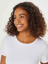 Remera verde claro de algodón, de corte clásico y mangas cortas.