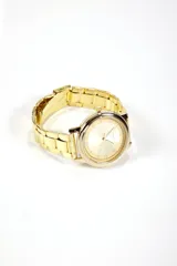 Reloj plateado con correa de eslabones y esfera redonda con números romanos.