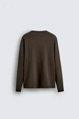 Jersey de punto con mezcla de algodón y cashmere, de corte regular y manga larga. Presenta cuello redondo con cierre frontal de dos botones y acabados en rib.