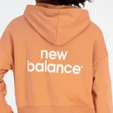 Canguro New Balance Essentials Reimagined Archive French Terry Hoodie color naranja, de corte holgado, con capucha ajustable con cordón, logo pequeño en el frente y logo grande en la espalda.