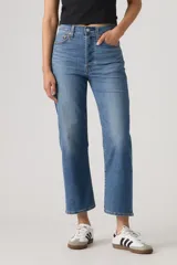 Jeans Levi's modelo Ribcage Straight Ankle, color azul con lavado medio, tiro alto y diseño de pierna recta corta.