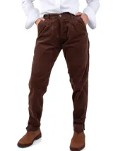 Pantalón de pana color bordó, de tiro alto y corte recto, con bolsillos delanteros y traseros.