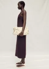 Vestido midi color borgoña de lino, con breteles anchos, escote cuadrado, corte recto, abertura frontal en el ruedo y detalle de costuras verticales.